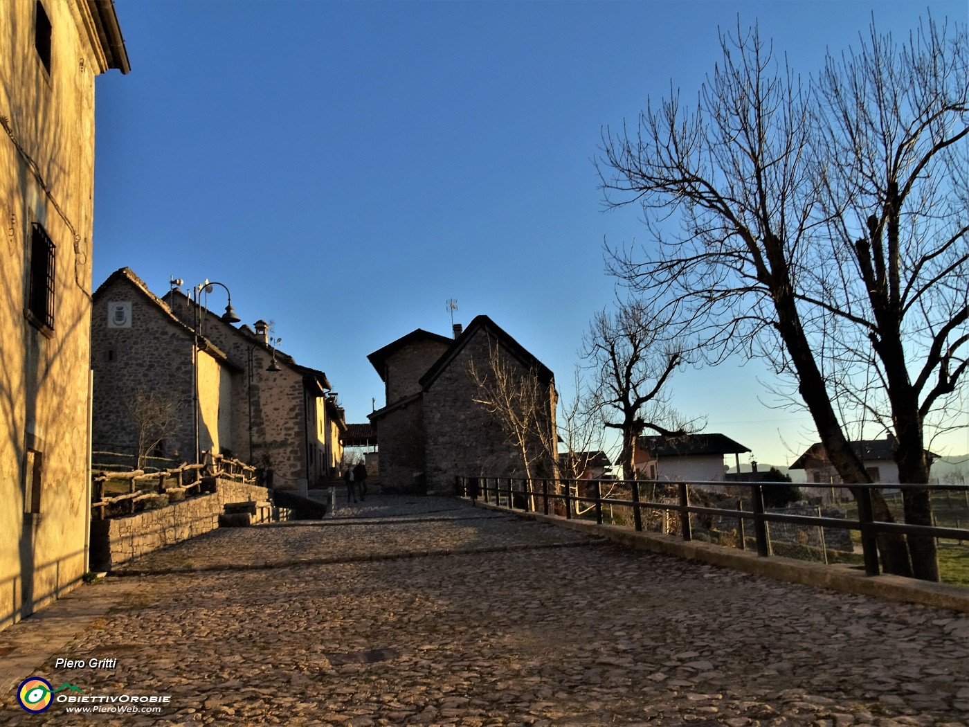 74 Al bel borgo anitco di Arnosto nella luce e nei colori del tramonto.JPG